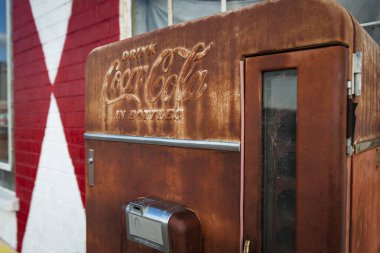 Adrian, Teksas - 9 Temmuz 2014: Adrian, Teksas 'taki tarihi Amerikan otoyolu boyunca bir benzin istasyonundaki eski ve paslı bir Coca Cola otomatının ayrıntıları.