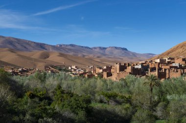 Fas 'taki Dades Vadisi boyunca geleneksel bir köy manzarası..
