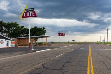Adrian, Texas - 9 Temmuz 2014: Adrian, Teksas 'taki tarihi biz rotası boyunca Midpoint Cafe' nin görüntüsü.