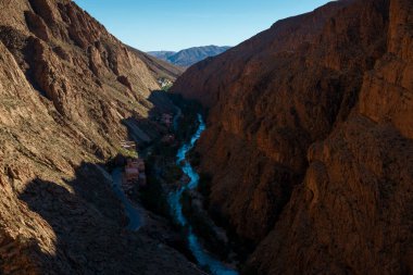 Fas 'taki Tisdrine Geçidi' nden Dades Boğazı 'nın ve nehrin manzarası..