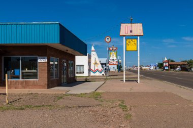 Tucumcari, New Mexico - 9 Temmuz 2014: New Mexico 'nun Tucumcari şehrindeki tarihi ABD Route 66' nın görüntüsü.