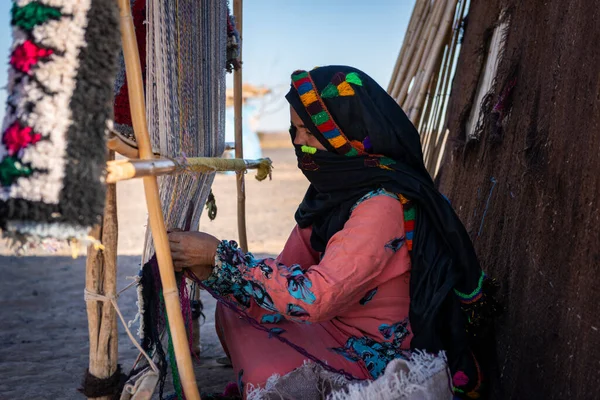 Erg Chebbi Morocco April 2016 Berber Woman Weaves Using Traditional — Stock Photo, Image