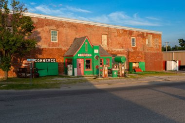 Ticaret, Oklahoma- 7 Temmuz 2014: Oklahoma şehrindeki tarihi ABD rotası 66 boyunca Allen Conoco Doldurma İstasyonu manzarası.
