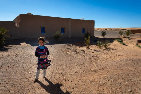 Erg Chebbi Marrocos Abril 2016 Retrato Uma Jovem Frente Sua — Fotografia de Stock