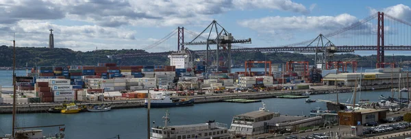 葡萄牙里斯本 2020年10月14日 背景为4月25日大桥的集装箱船舶在里斯本港码头卸货的全景 — 图库照片