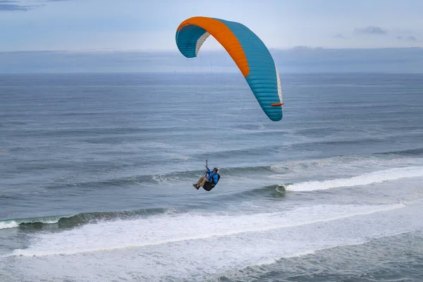 Vila Bispo Portugalsko Února 2020 Paraglidista Letící Nad Malebnými Útesy — Stock fotografie