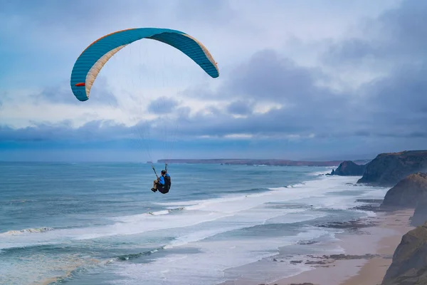 Vila Bispo Portugalsko Února 2020 Paraglidista Letící Nad Malebnými Útesy — Stock fotografie