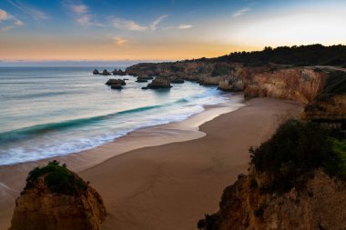 Günbatımında Alemao Sahili (Praia do Alemao) manzarası, Portimao, Algarve, Portekiz