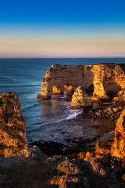 Lagoa yakınlarındaki güzel Marinha Sahili (Praia da Marinha), Algarve, Portekiz, gün doğumunda.
