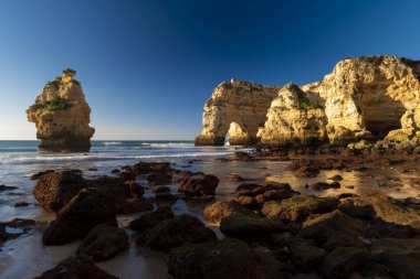 Lagoa, Algarve, Portekiz yakınlarındaki güzel Marinha Sahili (Praia da Marinha) manzarası.