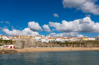 Ericeira, Portekiz - 2 Mayıs 2021: Praia dos Pescadores (Balıkçı Sahili) ve balıkçı limanı ile geleneksel Ericeira köyünün manzarası.