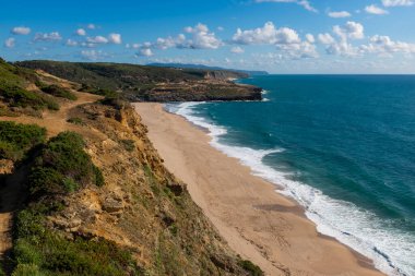 Portekiz 'in Ericeira köyü yakınlarındaki bir plajın manzarası..