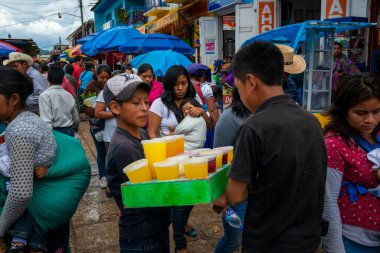 San Cristobal de Las Casas, Meksika - 10 Mayıs 2014: San Cristobal de Las Casas şehrinde sokak manzarası.