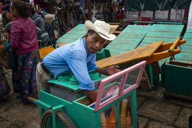 San Cristobal de Las Casas, Meksika - 10 Mayıs 2014: Chiapas, Meksika 'daki San Cristobal de Las Casas kasabasındaki bir sokak pazarında bir dondurma satıcısı.