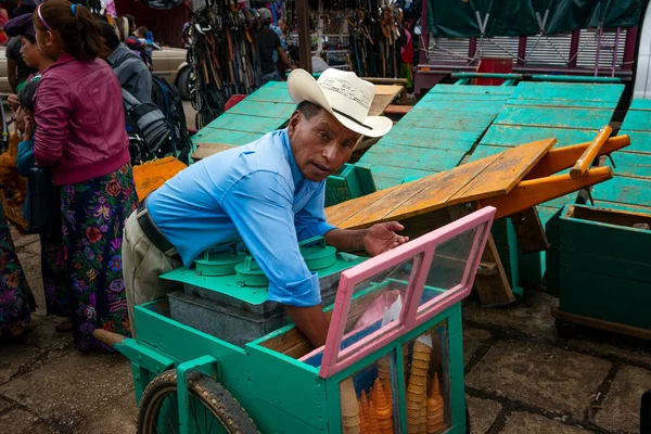 San Cristóbal Las Casas México Mayo 2014 Vendedor Helados Mercado — Foto de Stock