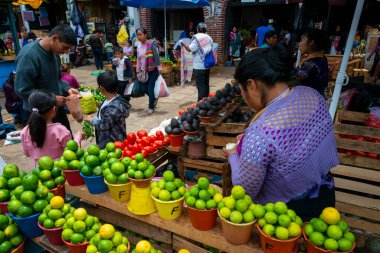 San Cristobal de Las Casas, Meksika - 10 Mayıs 2014: Meksika 'nın Chiapas kentindeki San Cristobal de Las Casas kasabasında bir pazar yerinde taze meyve ve sebzeler.