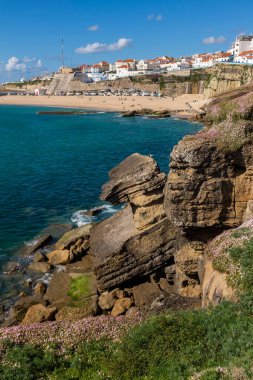 Ericeira, Portekiz - 1 Mayıs 2021: Praia dos Pescadores (Balıkçı Sahili) ve balıkçı limanı ile geleneksel Ericeira köyünün manzarası.