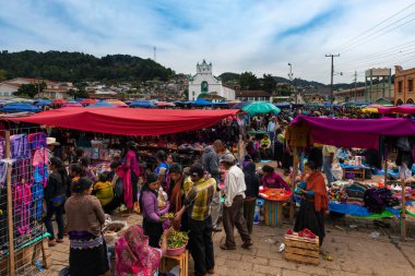 San Juan Chamula, Meksika - 11 Mayıs 2014: Meksika 'nın Chiapas kentindeki San Juan Chamula kasabasındaki bir sokak pazarındaki insanlar.