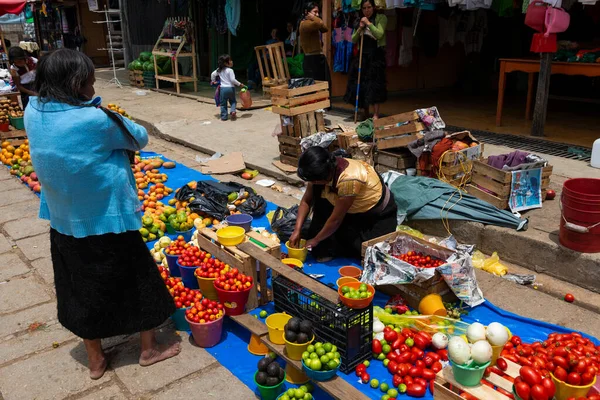 San Juan Chamula Mexico Mei 2014 Een Vrouw Die Fruit — Stockfoto