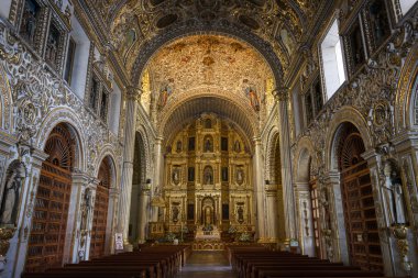 Oaxaca de Juarez, Meksika - 15 Mayıs 2014: Meksika 'nın Oaxaca de Juarez kentindeki Santo Domingo de Guzman Kilisesi' nin iç mekanı.