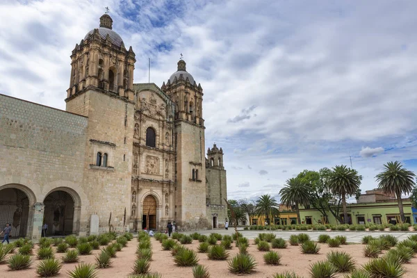 Oaxaca de Juarez, Meksika - 15 Mayıs 2014: Meksika 'nın Oaxaca de Juarez kentindeki Santo Domingo de Guzman Kilisesi.