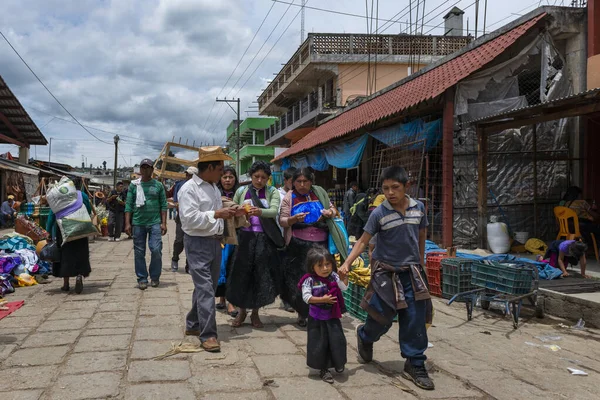 San Juan Chamula Mexique Mai 2014 Une Famille Dans Marché — Photo