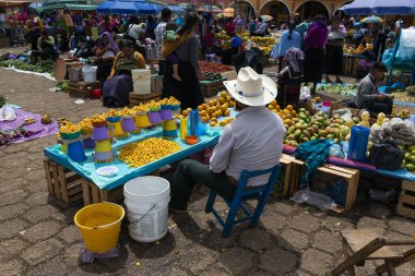 San Juan Chamula, Meksika - 11 Mayıs 2014: Meksika 'nın Chiapas kentindeki San Juan Chamula kasabasında bir markette meyve satan bir adam.