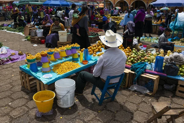 San Juan Chamula Mexikó Május 2014 Egy Ember Aki Gyümölcsöt — Stock Fotó