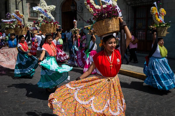 2014年5月15日 墨西哥瓦哈卡 德华雷斯 一群身穿传统艳丽服装 头戴鲜花篮子的妇女在墨西哥瓦哈卡 德华雷斯市的街道上跳舞 — 图库照片