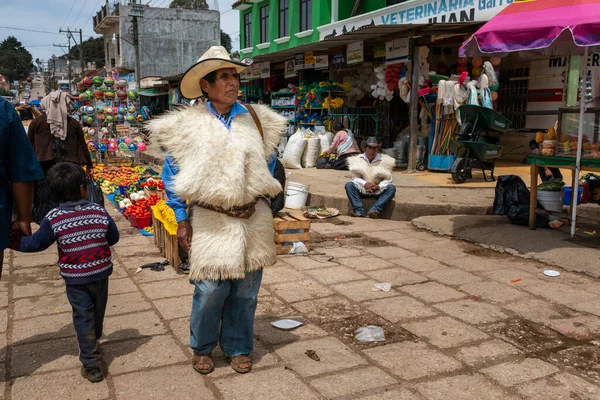 San Juan Chamula Mexico May 2014 Tzotzil Man Street Market — Stock Photo, Image