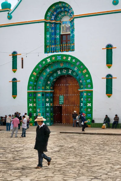 San Juan Chamula México Mayo 2014 Gente Frente Iglesia Pueblo —  Fotos de Stock