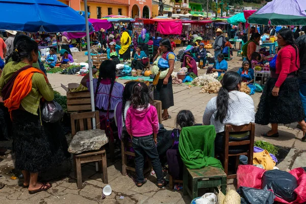 2014年5月11日 メキシコのチアパスにあるサン フアン チャムラ San Juan Chamula の街の通り市場で人々 — ストック写真