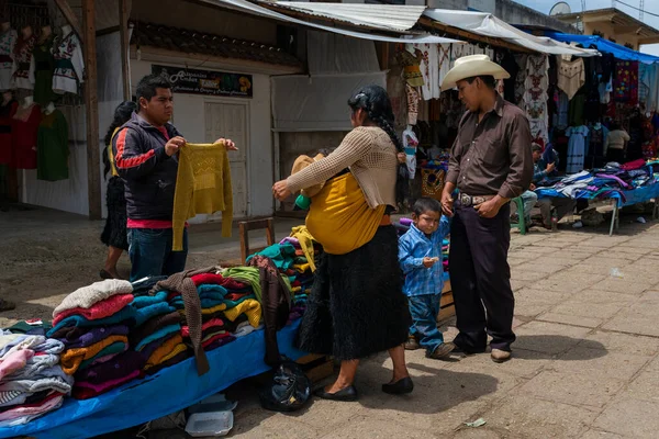 San Juan Chamula México Mayo 2014 Una Familia Mercado Callejero — Foto de Stock