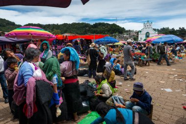 San Juan Chamula, Meksika - 11 Mayıs 2014: Meksika 'nın Chiapas kentindeki San Juan Chamula kasabasındaki bir sokak pazarındaki insanlar.
