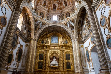 Oaxaca de Juarez, Meksika - 15 Mayıs 2014: Meksika 'nın Oaxaca de Juarez kentindeki Santo Domingo de Guzman Kilisesi' nin iç kısımları.