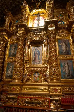 Oaxaca de Juarez, Meksika - 15 Mayıs 2014: Meksika 'nın Oaxaca de Juarez kentindeki Santo Domingo de Guzman Kilisesi' nin iç kısımları.