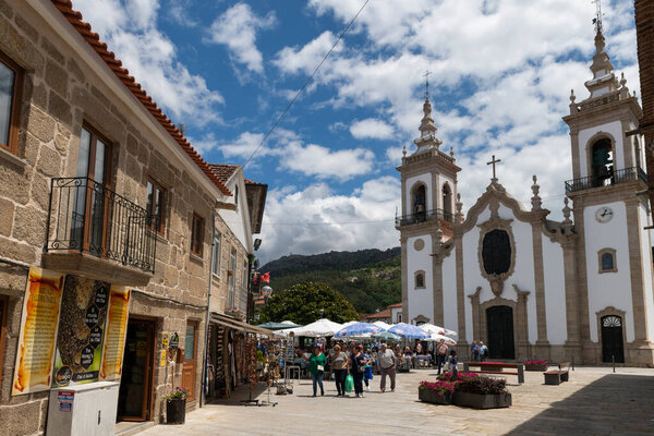 Вила-Нова-де-Серфашра, Португалия - 15 июня 2019 года: Вид на традиционную деревню Вила-Нова-де-Серфашру в португальском регионе Минью с приходской церковью.