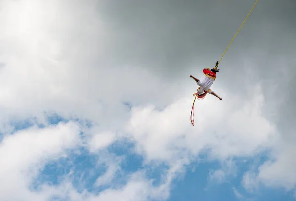 Papantla Mexiko Května 2014 Volador Létající Tanečník Předvádí Tradiční Danza — Stock fotografie