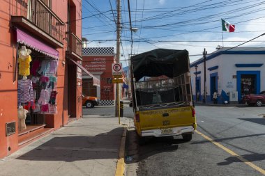 Oaxaca de Juarez, Meksika - 16 Mayıs 2014: Meksika 'nın Oaxaca de Juarez kentinde bir caddenin Vew' i.
