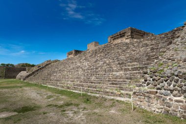 Meksika, Oaxaca 'daki Monte Alban piramit kompleksinin antik kalıntıları.