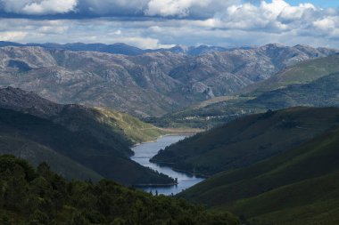 Portekiz 'deki Peneda Geres Ulusal Parkı' ndaki Alto Lindoso rezervuarının manzarası