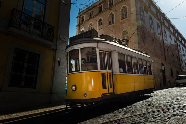 Lisboa Portugal Julho 2015 Eléctrico Tradicional Numa Rua Bairro Chiado — Fotografia de Stock