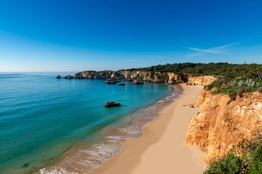 Portimao, Algarve, Portekiz 'deki Alemao Sahili' nin (Praia do Alemao) manzarası; yaz tatilleri ve Portekiz 'de seyahat kavramı
