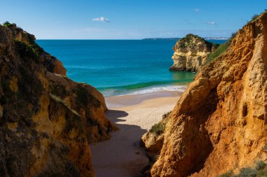 Portimao, Algarve, Portekiz 'de kaya oluşumları ile Prainha Sahili manzarası; yaz tatili ve Portekiz' de seyahat kavramı
