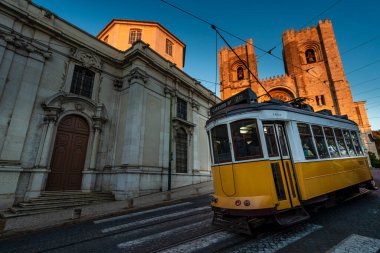 Lizbon, Portekiz - 23 Kasım 2015: Lizbon, Portekiz 'deki Lizbon Katedrali' nin (Se de Lisboa) önünden geçen ikonik sarı tramvay.