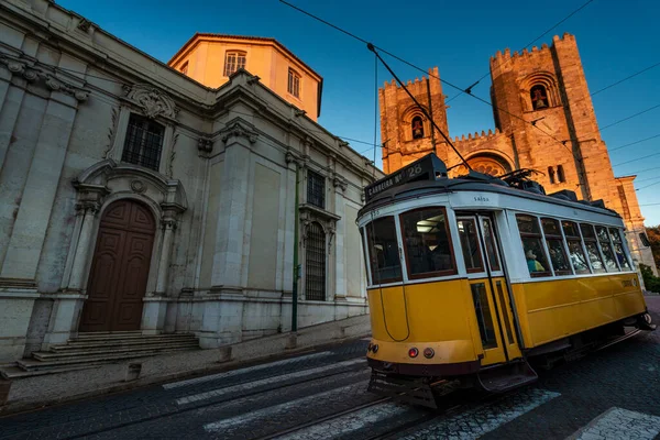 Lisboa Portugal Noviembre 2015 Icónico Tranvía Amarillo Que Pasa Frente — Foto de Stock