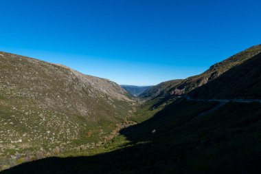 Portekiz 'deki Serra da Estrela Doğal Parkı' ndaki Zezere Buzul Vadisi (Vele Glacial do Zezere) manzarası.