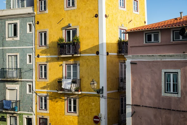 Prédios antigos em Alfama, Lisboa, Portugal — Fotografia de Stock