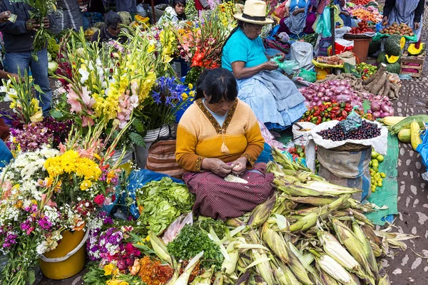 Locals in a market in the city of Pisac, in the Sacred Valley. — Stock Photo, Image