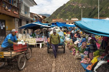 İnsanlar kutsal Vadisi'nde Pisac şehir içinde bir pazarda.
